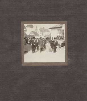 Erbgroßherzog Friedrich II. und Erbgroßherzogin Hilda mit Honoratioren bei der Besichtigung der Jubiläums-Gewerbe- & Industrie-Ausstellung in Villingen