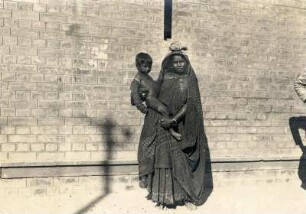 Varanasi (Benares), Indien. Hindufrau mit Kind