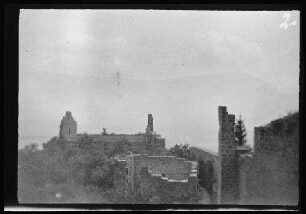 Madenburg bei Eschbach (Pfalz) (Rheinland-Pfalz): Blick über historische Ruinen