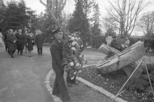 Kranzniederlegung am Grab des ehemaligen Oberbürgermeisters Günther Klotz auf dem Karlsruher Hauptfriedhof anlässlich der 75. Wiederkehr seines Geburtstages