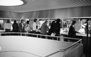 Freiburg; Littenweiler: Pädagogische Hochschule; Mensa, Essenausgabe