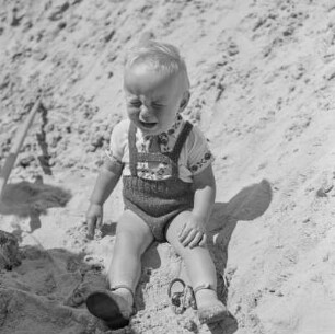 Kleinkind weint am Strand