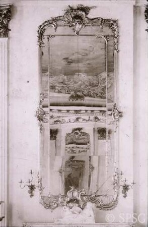 Berlin, Schloss Charlottenburg, Neuer Flügel, Speisesaal (Weißer Saal), R. 362, das Deckengemälde von Antoine Pesne im Spiegel.