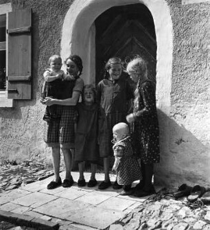Kinderbilder. Gruppe von Kindern vor einem Eingangsportal