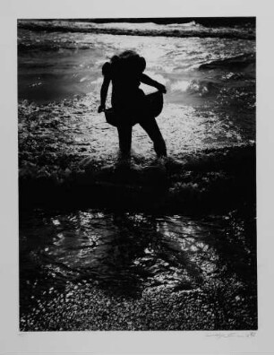 OT : OT (Frau, im Meer stehend). Fotografie; 49,9 x 40 cm (Blattgröße), 38 x 29 cm (Bildgröße). 1982