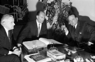 Freiburg: Rathaus, Amerikanischer Botschafter George C. Mc Ghee, Generalkonsul Paul Sweet, Dr. Clark beim Oberbürgermeister