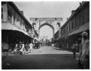 Straßenszene mit Blick durch ein Tor in Hyderabad : Weltreisen. Hyderabad (Indien). Straßenansicht mit Blick auf die Char Kaman, was vier Tore bedeutet