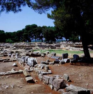 Epidauros. Asklepios-Heiligtum. Bauten an der Westseite des Festplatzes