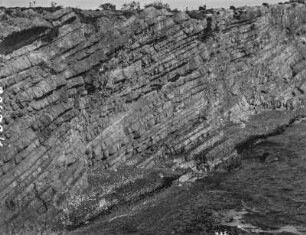 An der Küste : Gesteinsschichtung an der Küste von Ibiza