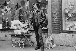 Mann mit Kinderwagen und Hund