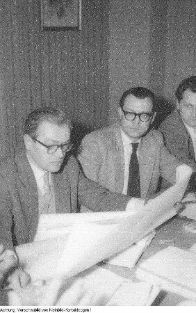 Sächsische Zeitung (SZ), Unterschriftensammlung und Demonstration für Manolis Glezos, Selbstbedienungs-Zeitungskiosk, Arbeiter mit Titelbild der SZ, Pressefest im VEB Schreibmaschinenwerk Dresden, u.a., Januar 1958 - 1960