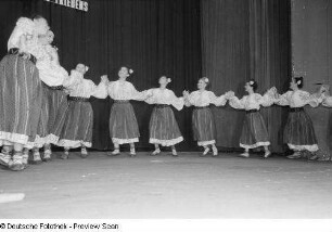 Tänzer des Rahmenprogramms zur Leipziger Herbstmesse 1954