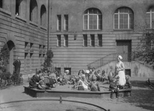 Kleinkinder im Sandkasten des Städtischen Waisenhauses Kürassierstraße