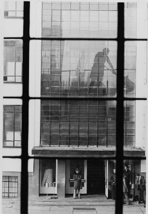 Blick durch die Verglasung des Treppenhauses zum gegenüberliegenden Treppenhaus