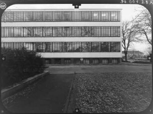 Dessau (Dessau-Roßlau), Gropiusallee 38. Bauhaus (1925-1926; W. Gropius). Teilansicht von Nordost