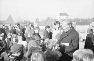 Opfingen: Kinder erhalten Bonbons