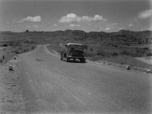 Landschaft bei Adwa : Straße durch eine spärlich bewachsene Landschaft bei Adwa