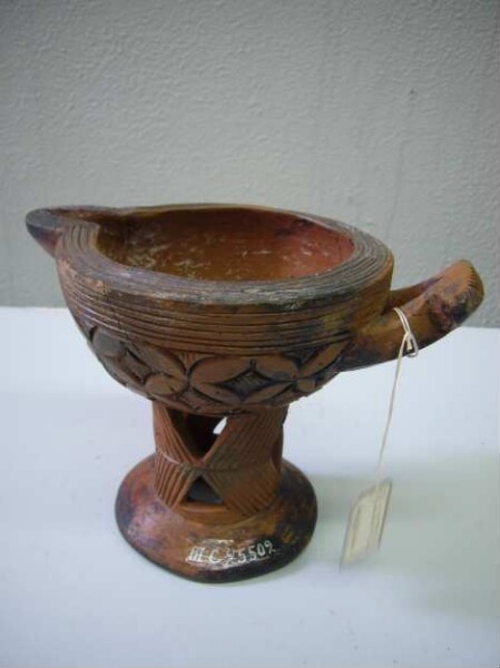 Clay vessel with handle