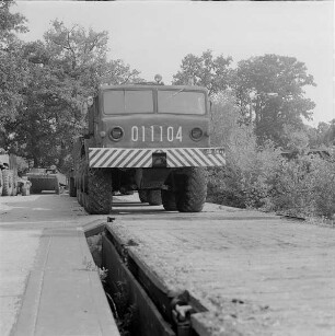 Verladen von Militärtechnik der 1. Gardepanzerarmee im Bf. Dresden-Klotzsche. Sattelzugtieflader bei Auffahrt von Laderampe auf Flachwagen