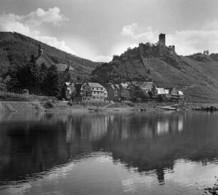 Beilstein, Kreis Cochem-Zell. Ortsansicht über die Mosel mit Burg Metternich