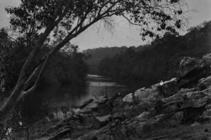 Lunsemfwa-Fluss : Der Lunsemfwa-Fluss am Fuße eines Quarzitfelsens, der zum Mwita-Hügel gehört.