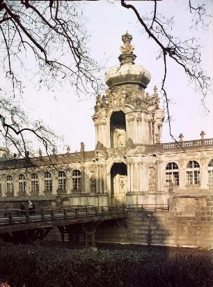 Dresden-Altstadt. Zwinger. Kronentor von der Ostra-Allee gesehen