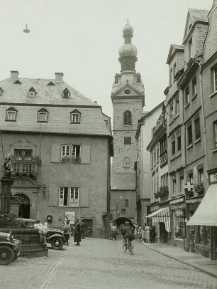 Cochem (Mosel), Markt, Blick auf Martinsbrunnen, Rathaus und Pfarrkirche St. Marien