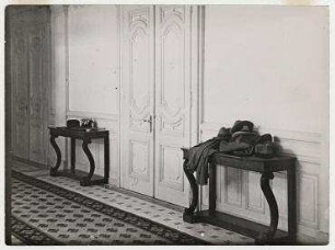 Die Hüte des deutschen Reichskanzlers und seines Außenministers, rechts die der französischen Delegation vor Ramsay MacDonalds Zimmertür im Hotel Beau Rivage in Lausanne