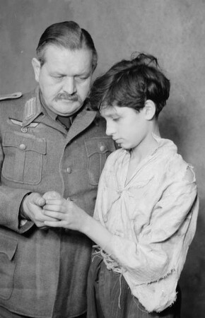 Szenenbilder aus dem Stück "Die Sonnenbrucks" von Leon Kruczkowski am Deutschen Theater Berlin : Szene mit Hans Stiebner als Hoppe (links)