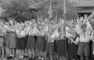 1. Zentrales Pionierlager "Georgi Dimitroff" in Prora auf Rügen : Applaudierende Pioniere beim Appell