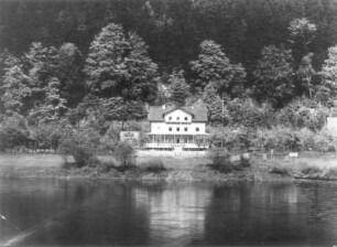 Schmilka (Bad-Schandau-Schmilka), Nr. 21. Hotel Helvetia. Ansicht von Südwest über die Elbe