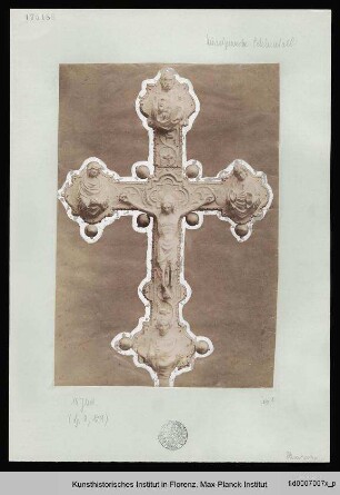 Kreuz mit der Darstellung der Kreuzigung Christi mit Maria und Johannes Evangelista und darüber Gottvater