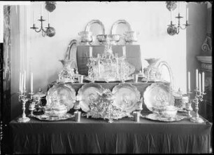 Prunkbuffet. Schloss Moritzburg : Moritzburg. Schloss. Großer Speisesaal. Prunkbuffet (Schaubuffet) mit Tafelsilber (um 1720)