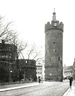 An der alten Stadtmauer und dem Roten Turm in Guben an der Neiße : Guben (Gubin/Polen). Reste der Stadtmauer mit Rundwall und Roter Turm. Feldseite