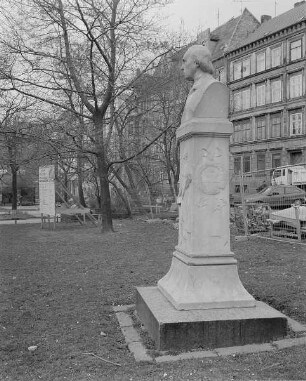 Schaper, Fritz (1841-1919). Denkmal für Robert Franz, (1815-1892, Liedkomponist). Sandstein 1904 aufgestellt. Halle (Saale), Universitätsring