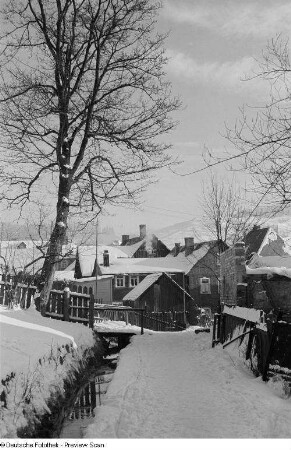 Aufnahme einer verschneiten Landschaft mit Wohnhäusern