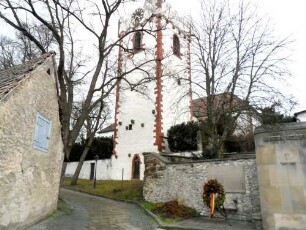 Martinskirche-Ansicht von Südosten mit Kirchturm (mit Eckquaderung sowie Wehrplattform mit Zinnen und Rundbogenfries) und Langhaus