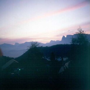 Klobenstein. Abendstimmung auf dem Ritten. Blick auf die Alpensilhouette