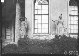 Potsdam, Chinesisches Haus, Figuren, Blick auf Kastagnettentänzerin und Schellenspieler.