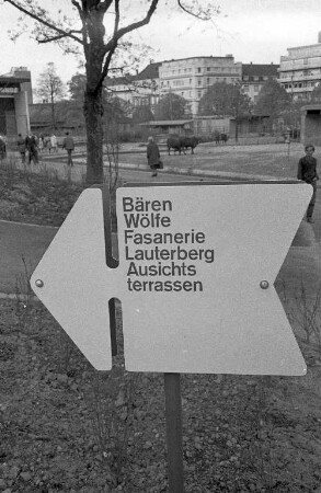Beschilderung im Zoo und im Stadtgarten.