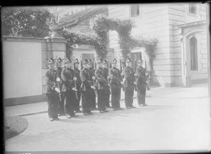 Dresden, Palais der Sekundogenitur, Schützenwache auf dem Ehrenhof am Tor