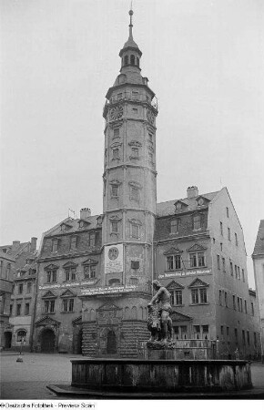 Marktplatz mit Brunnen und Rathaus mit Sichtwerbung für das IV. Parlament der FDJ