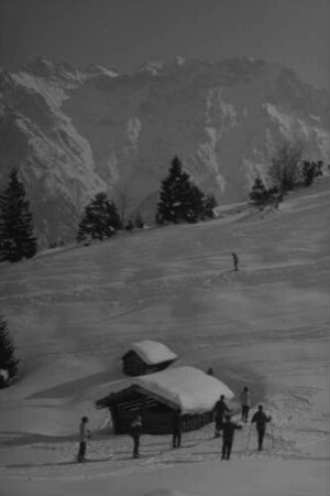 Mittenwald: Hang bei der Korbinianhütte mit Skiläufern