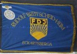 Fahne des Rudolf Breitscheid-Heims in Eckartsberga mit Artur-Becker-Medaille