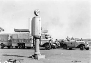 Tankstelle : Expeditionsfahrzeuge an der Tankstelle