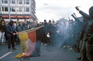 Der Schwarze Block verbrennt auf einer Friedensdemonstration in Bonn die Deutschlandflagge