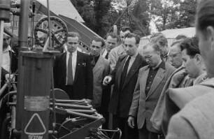 Besucher der Landwirtschaftsmesse betrachten Landmaschinen