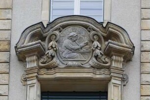 Amtsgericht I / Landgericht I — Fensterbekrönung