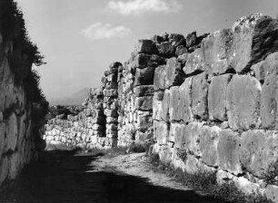 Tiryns. Burg (begonnen 1500ante/1401ante). Oberburg. Torweg nach Norden