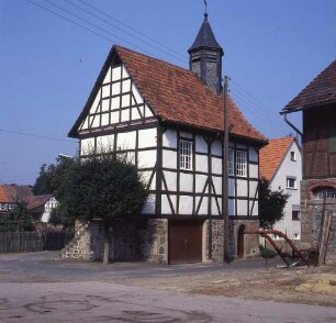 Knüllwald-Reddinghausen (Schwalm-Eder-Kreis). Kirche (1600 erbaut, 1953 renoviert). Ansicht von Südwesten